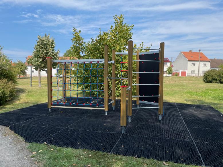 lezecký a šplhací prvek